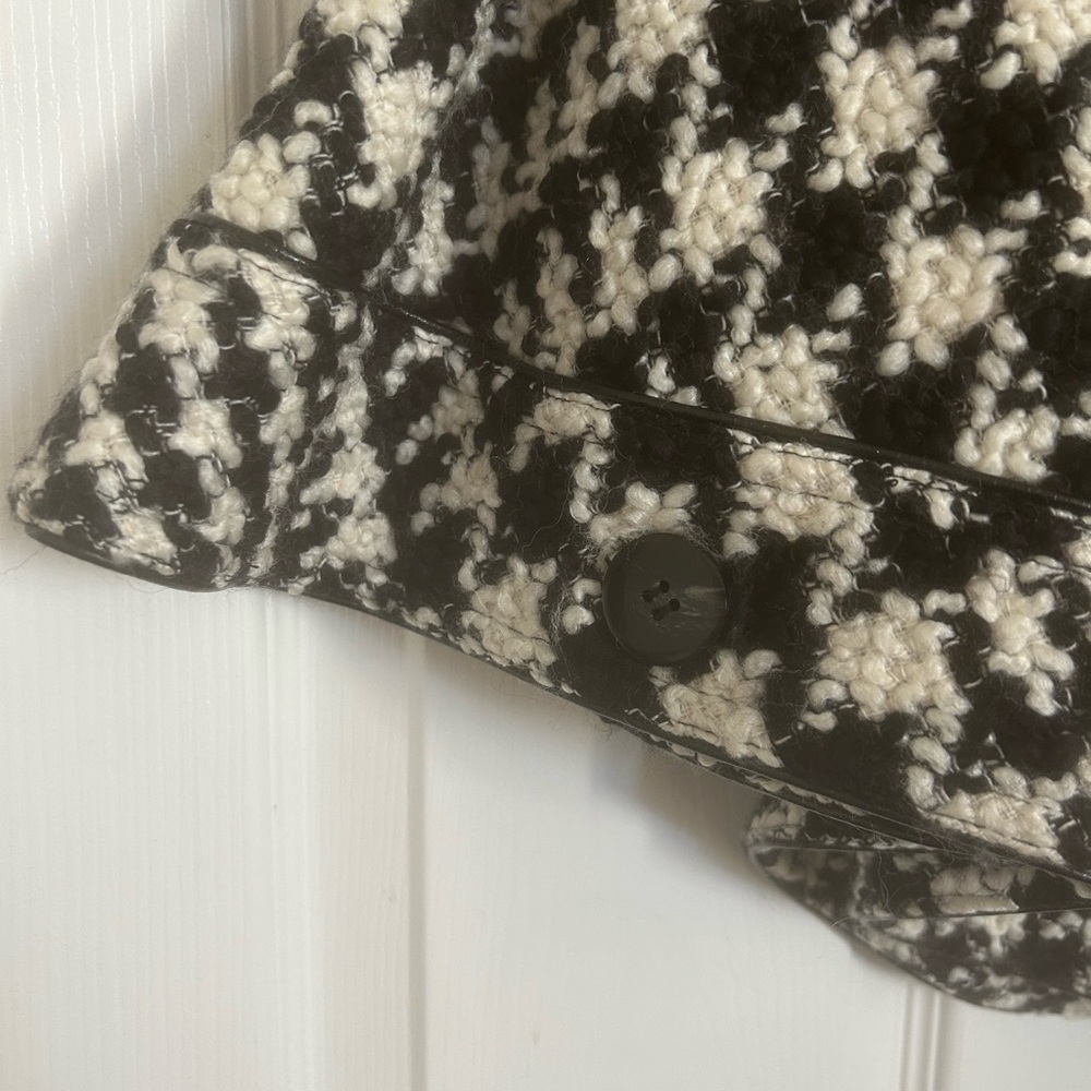 Gorgeous Houndstooth Cape, black, Ivory, button closure. Small, gently used. - Picture 4 of 14